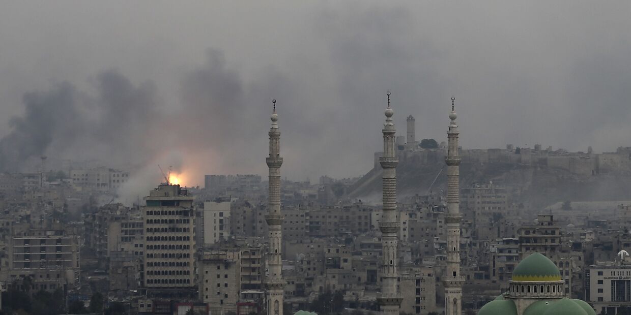 Дым от взрывов над Алеппо, Сирия. 5 декабря 2016
