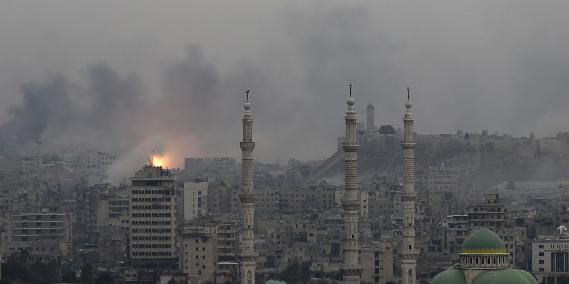 Дым от взрывов над Алеппо, Сирия. 5 декабря 2016 - ИноСМИ, 1920, 31.03.2023
