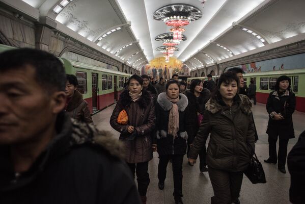 Пассажиры на станции метро в Пхеньяне