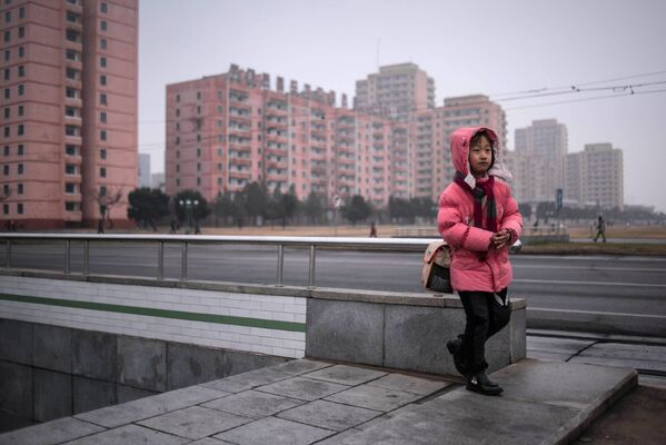 Ребенок выходит из подземного перехода в Пхеньяне
