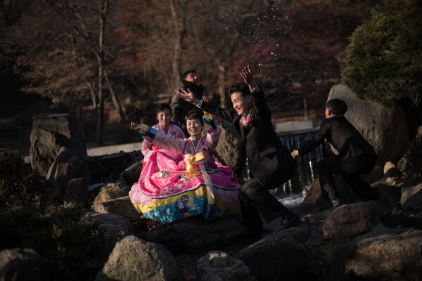 Жених и невеста позируют для фото в парке в Пхеньяне
