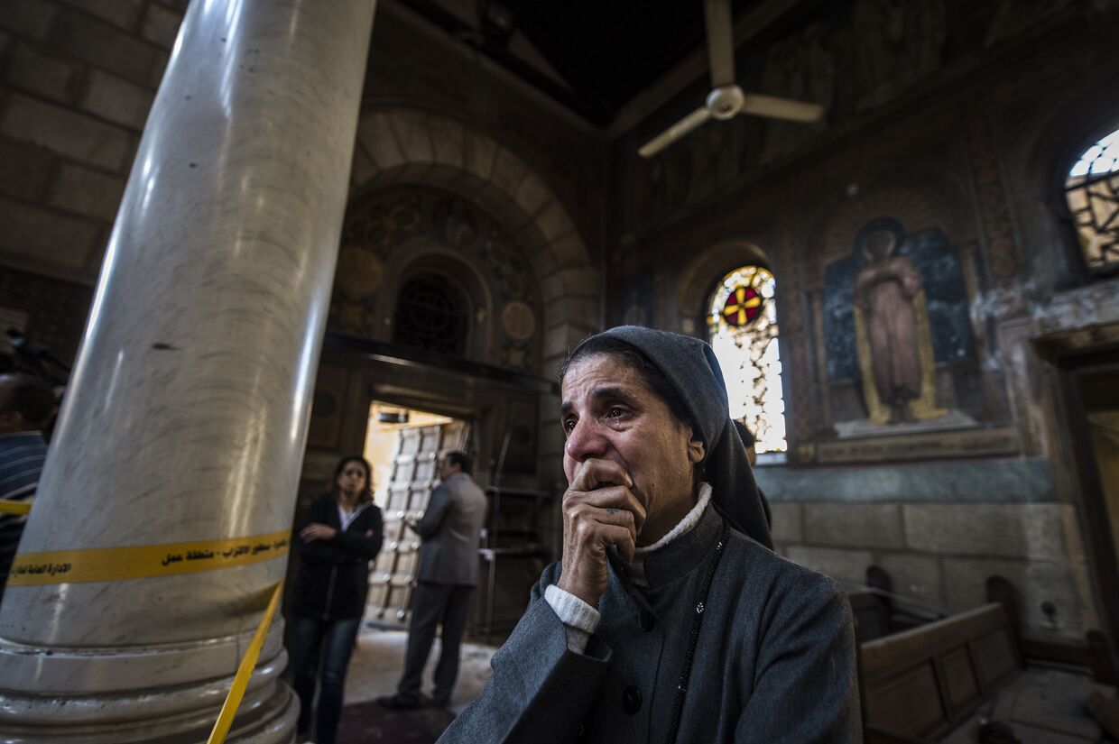 Монахиня на месте взрыва бомбы в православной церкви в Каире