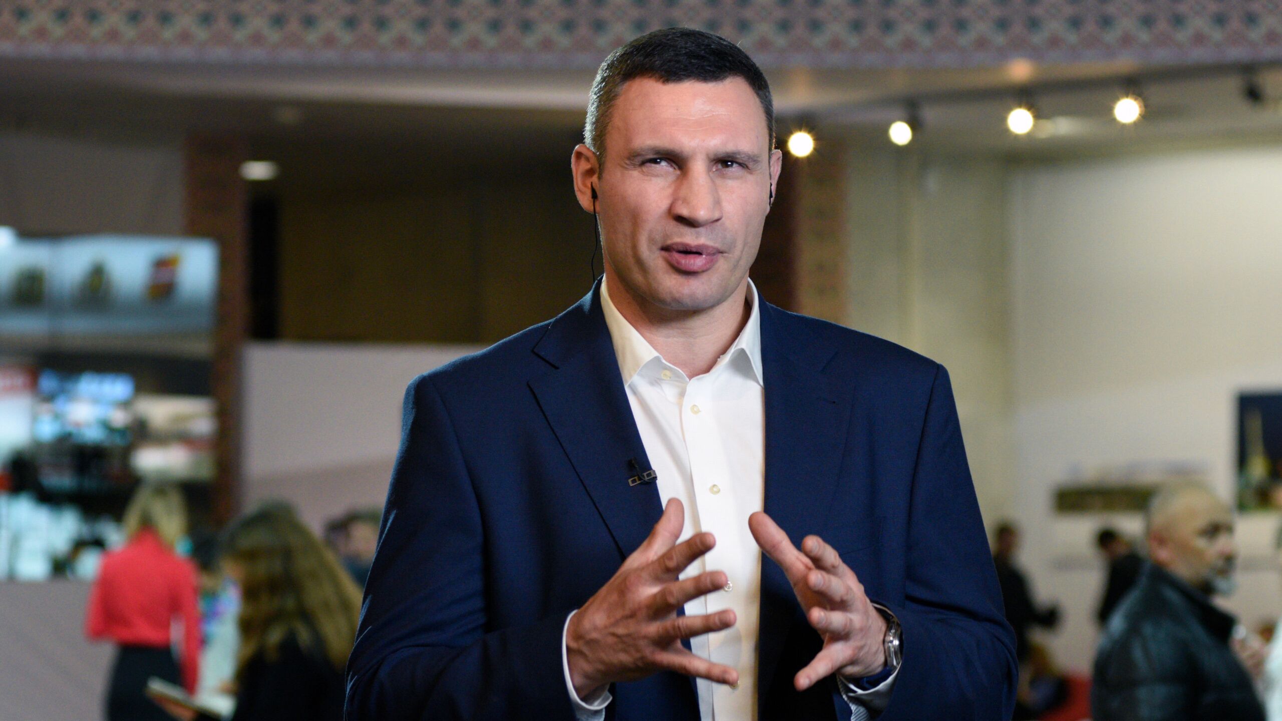 Комик против боксера. На ринге украинской политики разгорелась борьба
