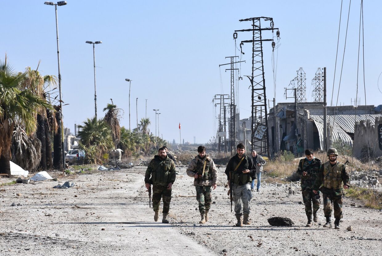 Военные сирийской армии в одном из восточных районов Алеппо. 4 декабря 2016