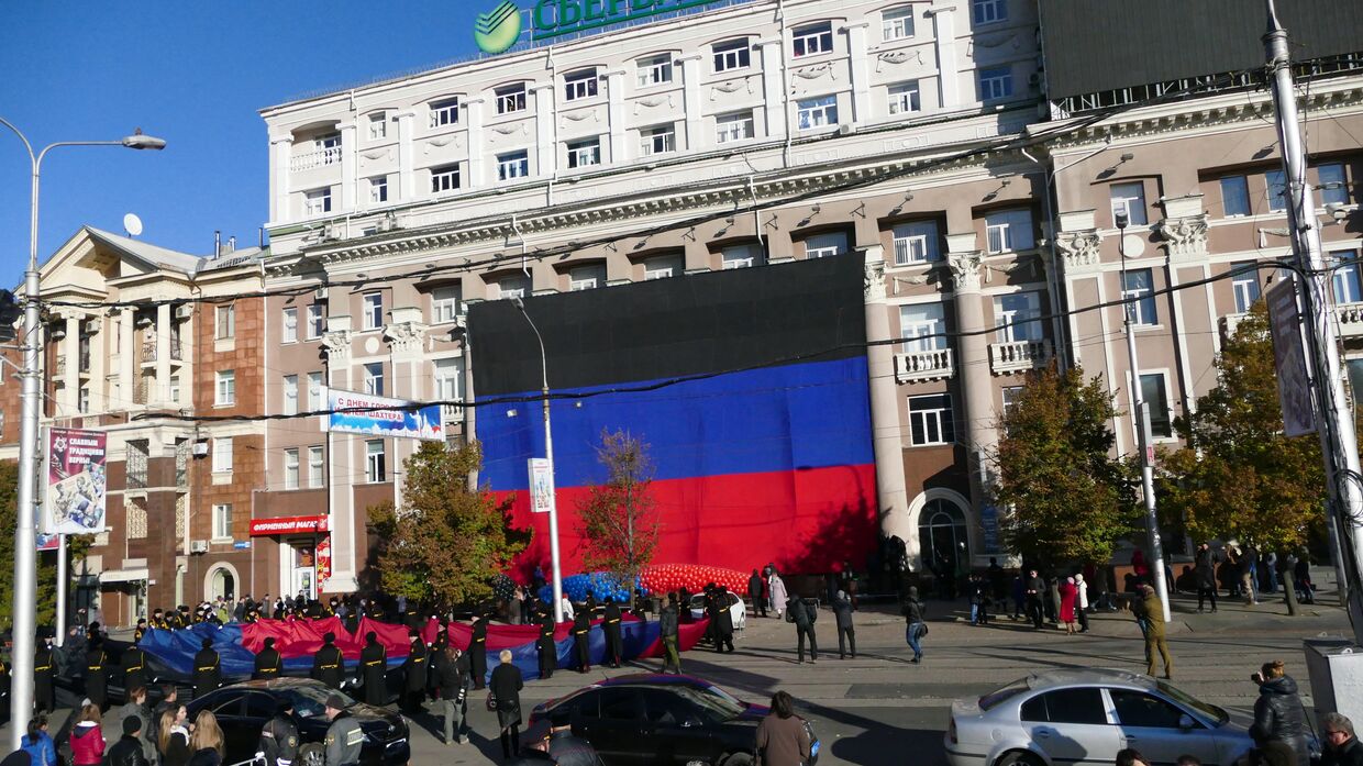 Участники праздничных мероприятий, посвященных Дню флага Донецкой народной республики, в Донецке