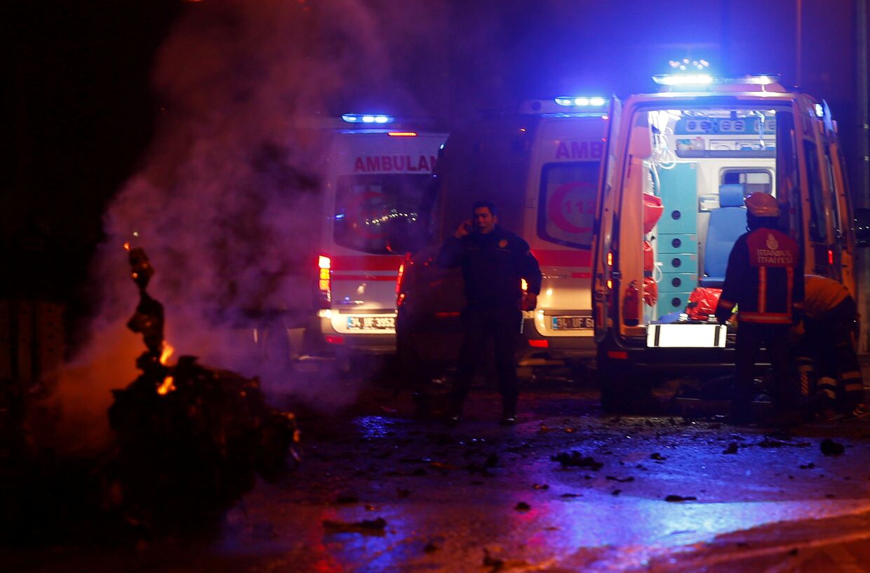 Полиция и скорая помощь на месте взрыва в Стамбуле 10 декабря 2016