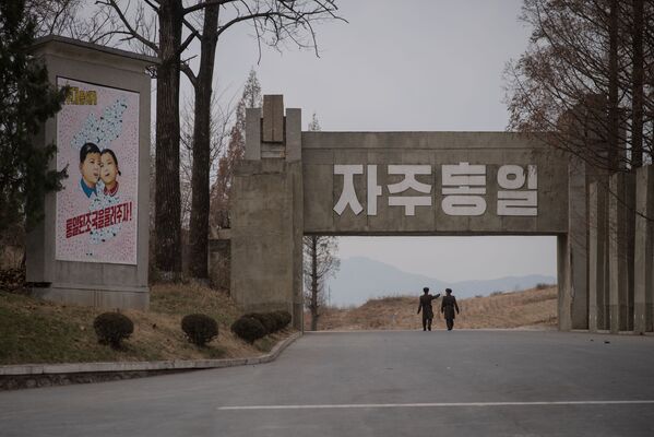 Солдаты Корейской народной армии в демилитаризованной зоне в Пханмунджоме