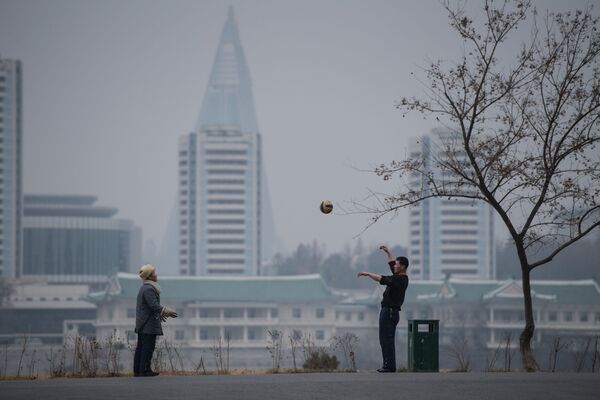 Мужчины играют в мяч в Пхеньяне