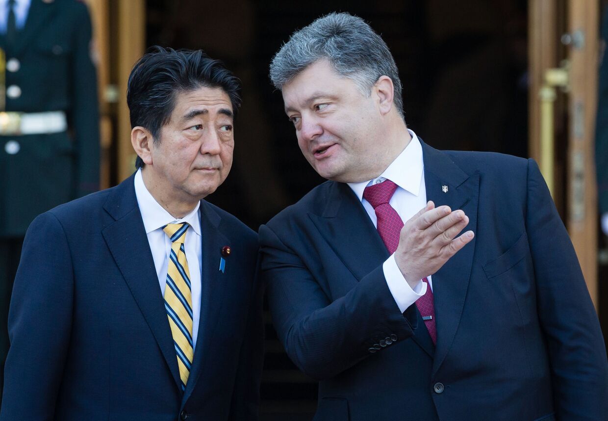 Президент Украины Петр Порошенко во время встречи встречу с премьер-министром Японии Синдзо Абэ