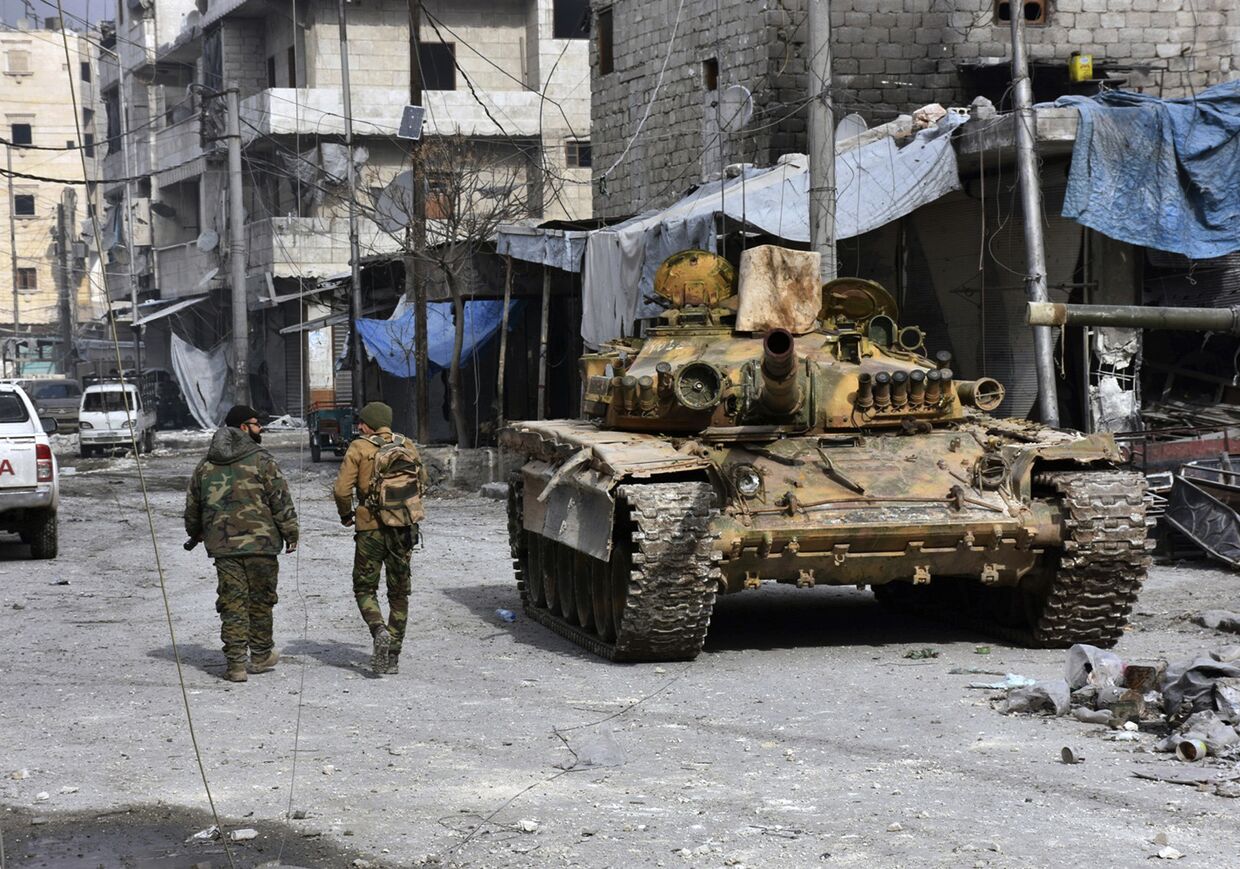 Сирийские солдаты в захваченных территориях в восточной части Алеппо