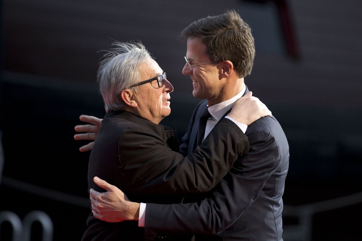 Премьер-министр Голландии Марк Рютте и председатель Европейской комиссии Жан-Клод Юнкер