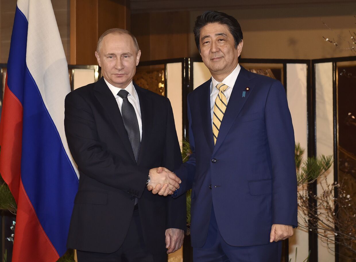 Президент РФ Владимир Путин во время встречи с премьер-министром Японии Синдзо Абэ