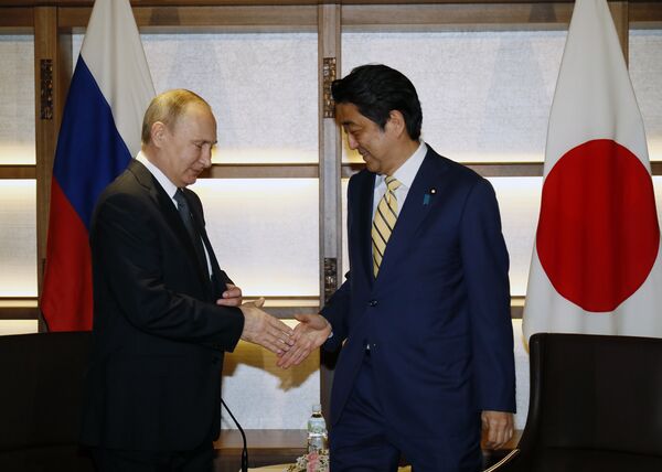 Президент РФ Владимир Путин и премьер-министр Японии Синдзо Абэ Президент РФ Владимир Путин и премьер-министр Японии Синдзо Абэ