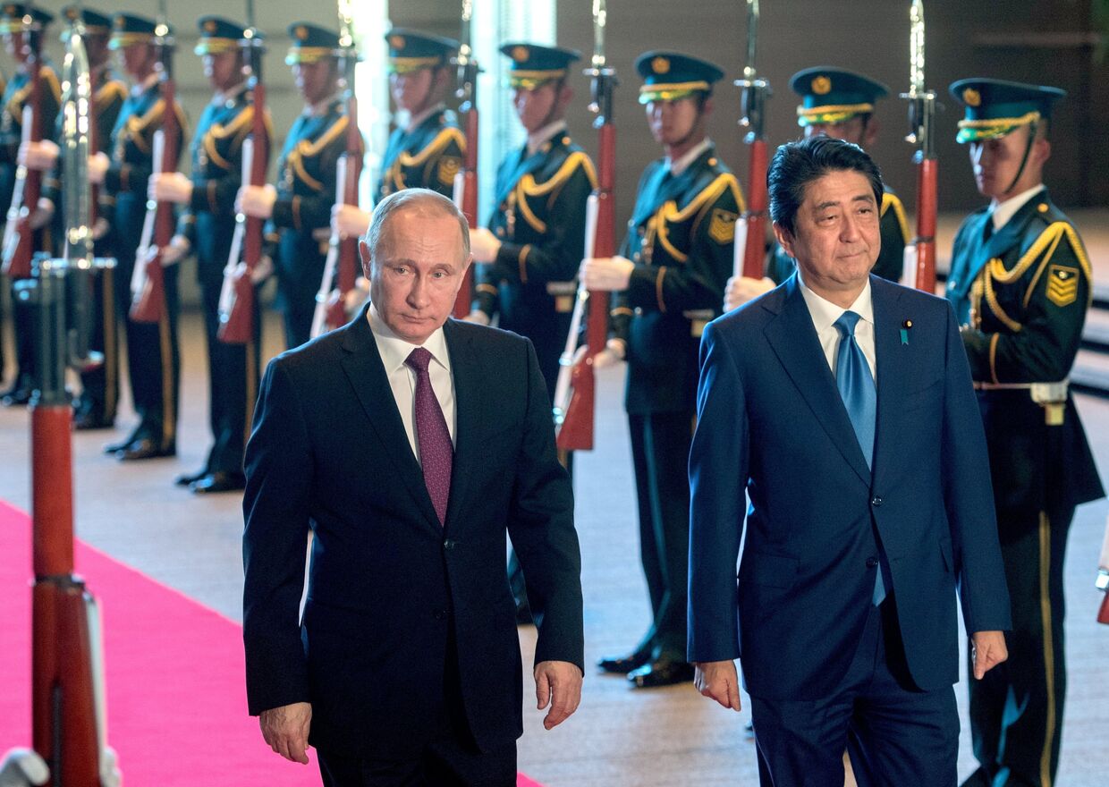 Президент РФ Владимир Путин и премьер-министр Японии Синдзо Абэ во время официальной встречи в Токио