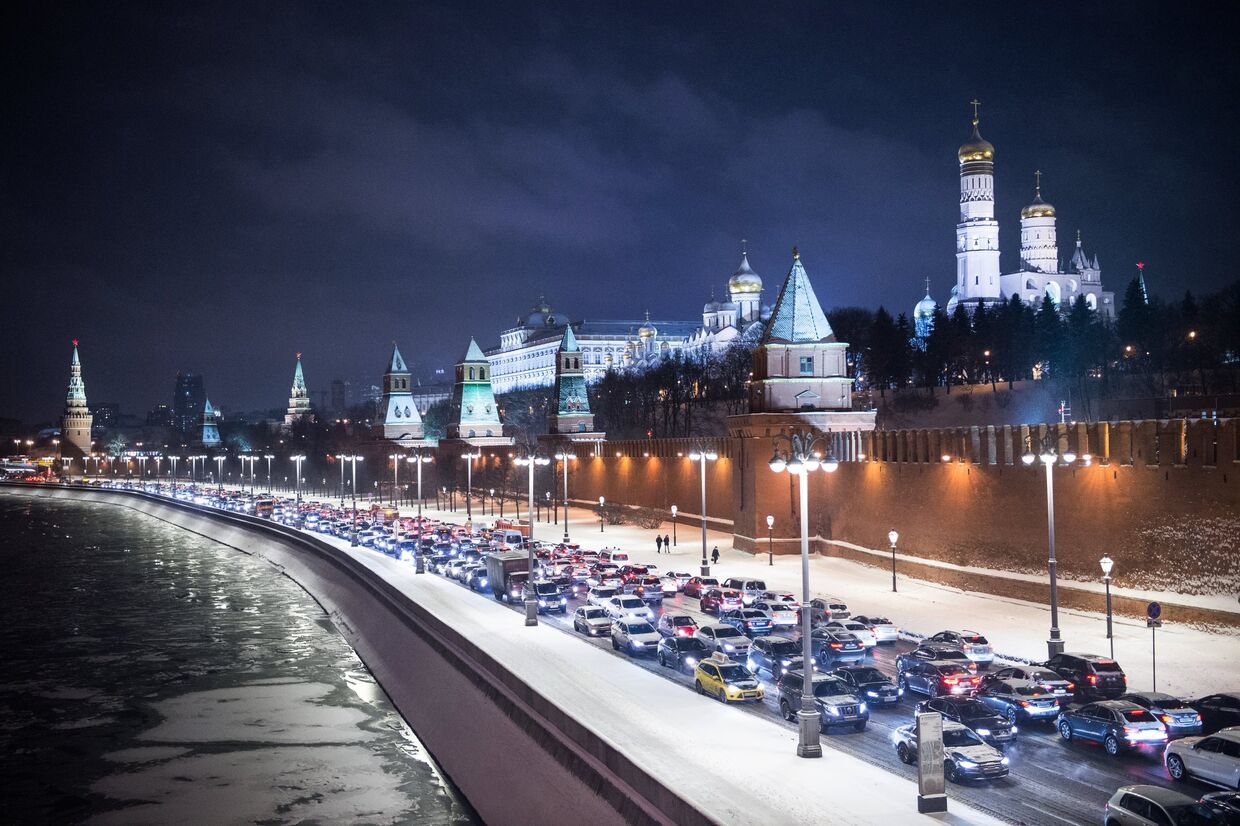 Автомобильное движение на Кремлевской набережной в Москве