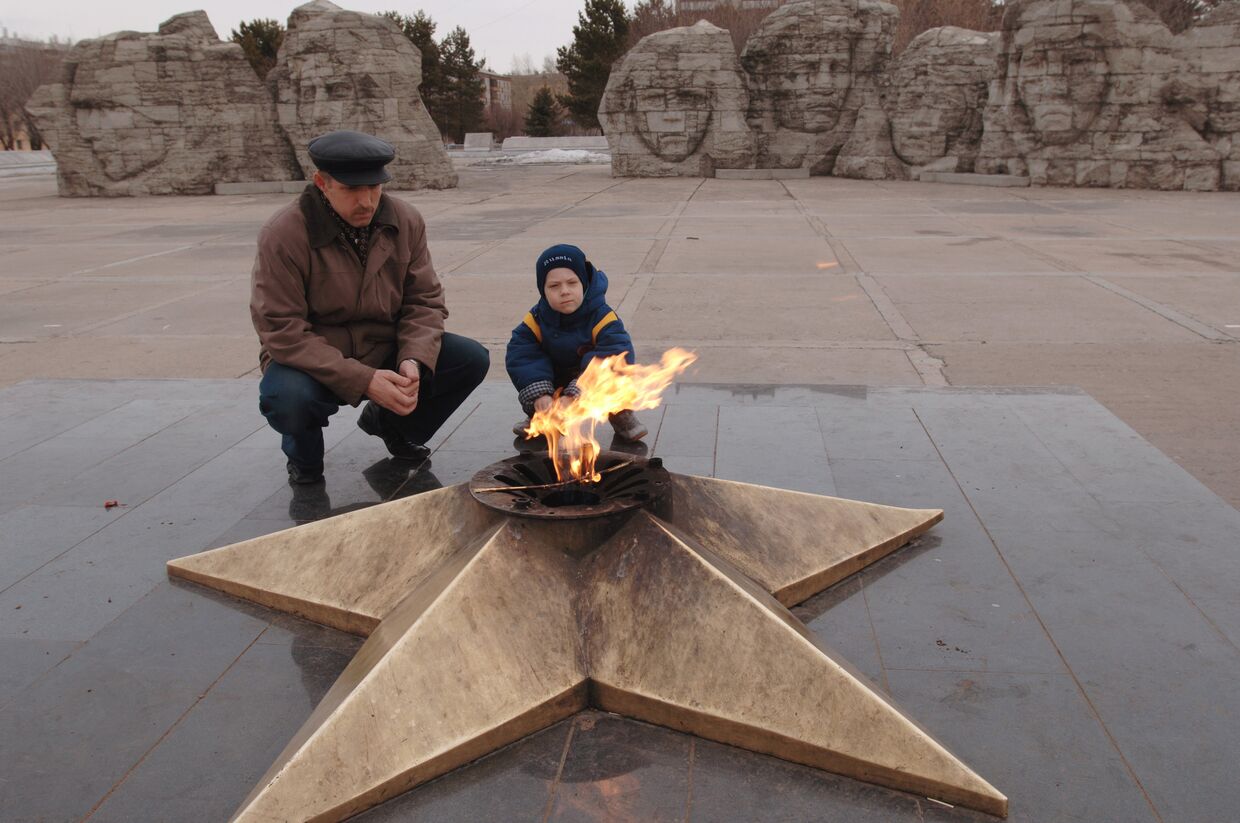 Вечный огонь у монумента памяти жетелей Комсомольска-на-Амуре