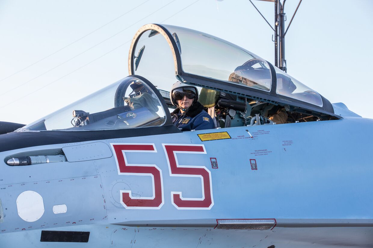 Летчик в кабине истребителя Су-35 на аэродроме Бесовец в Республике Карелия