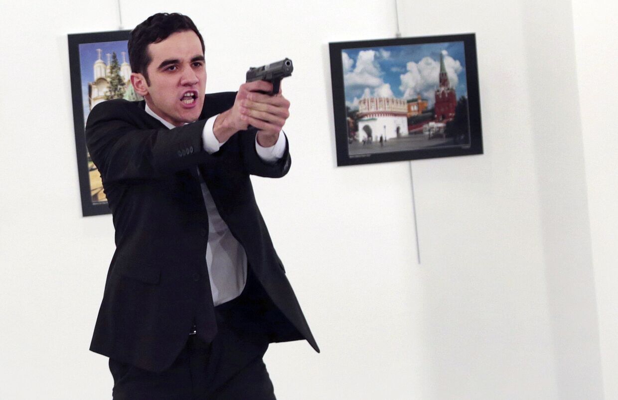 Вооруженный мужчина во время нападения на посла РФ в Турции Андрея Карлова в галерее в Анкаре