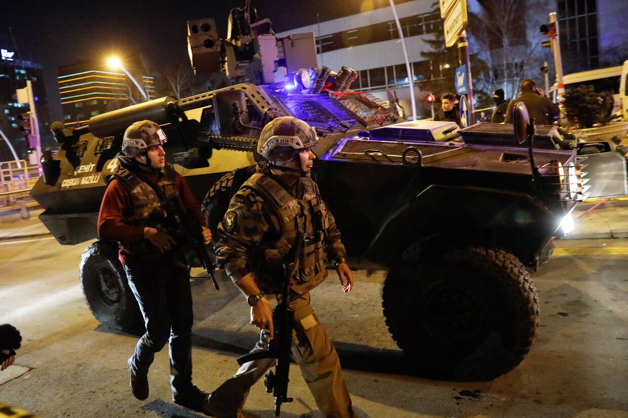 Турецкие полицейские в районе галереи в Анкаре, где было совершено нападение на посла России в Турции Андрея Карлова