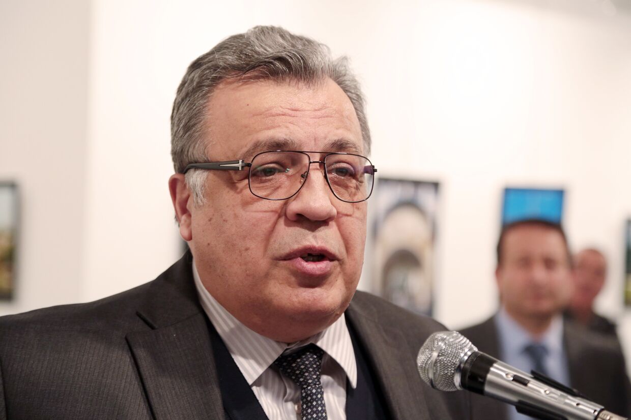 Посол России в Турции Андрей Карлов во время выступления в галерее в городе Анкара