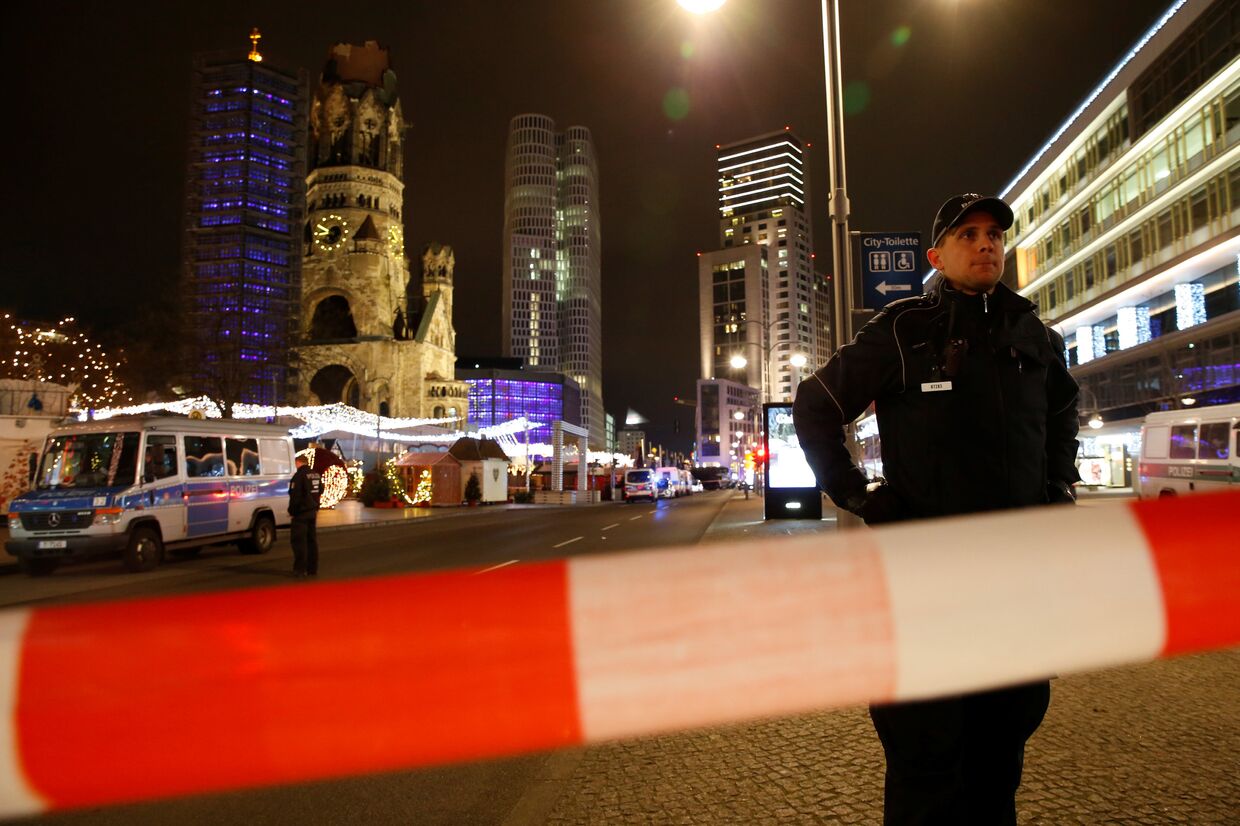 Полиция на месте трагедии, где грузовик протаранил рождественскую ярмарку в Берлине, Германия
