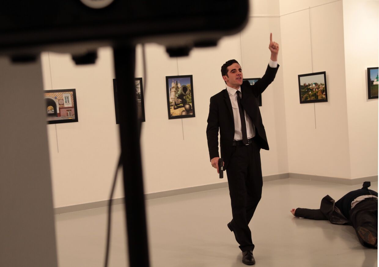 Вооруженный мужчина рядом с телом посла РФ в Турции Андрея Карлова в галерее в Анкаре