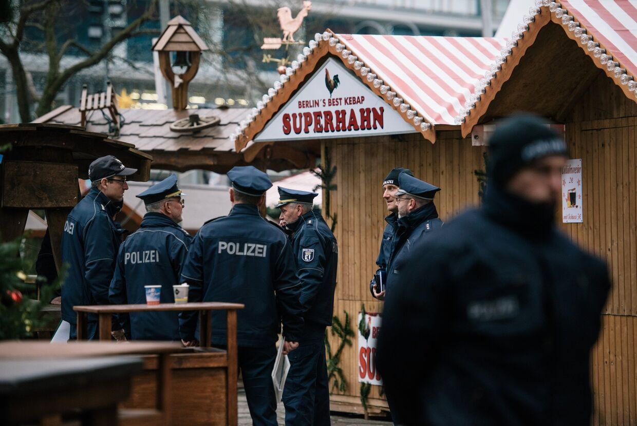 Полицейские недалеко от места теракта в Берлине