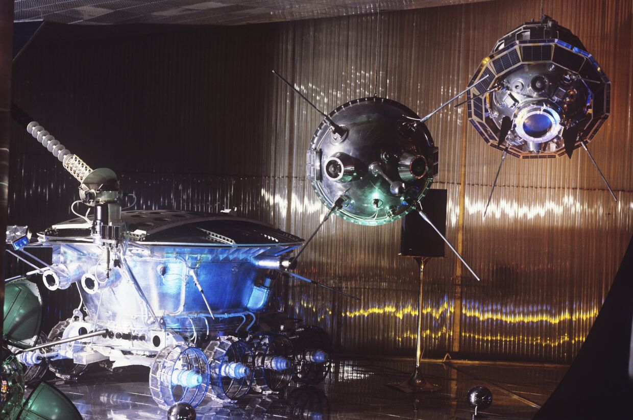 Луноход-1, автоматические станции Луна-1 и Луна-3
