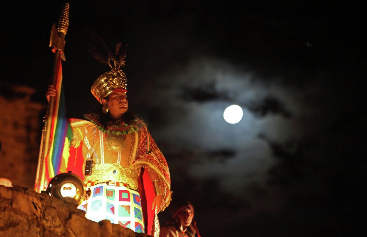 Мужчина, одетый в традиционный костюм индейцев племени Инка