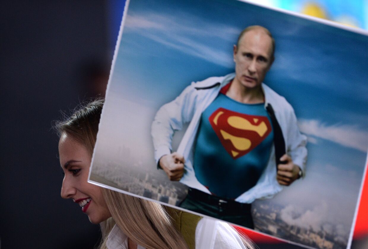 Журналист с плакатом перед началом двенадцатой большой ежегодной пресс-конференции Владимира Путина