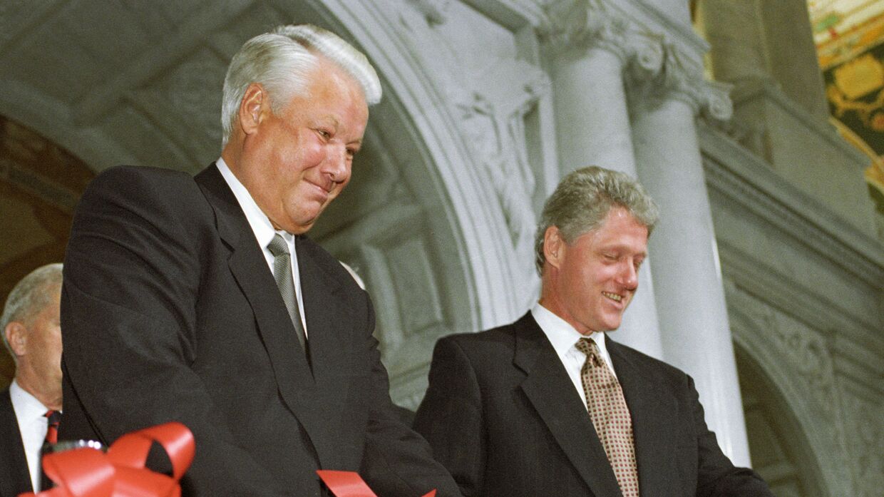Ельцин и Клинтон открывают выставку