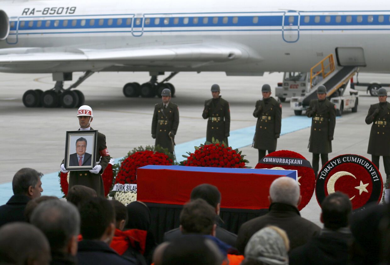 В аэропорту Анкары прошла панихида по погибшему послу России Андрею Карлову в Турции