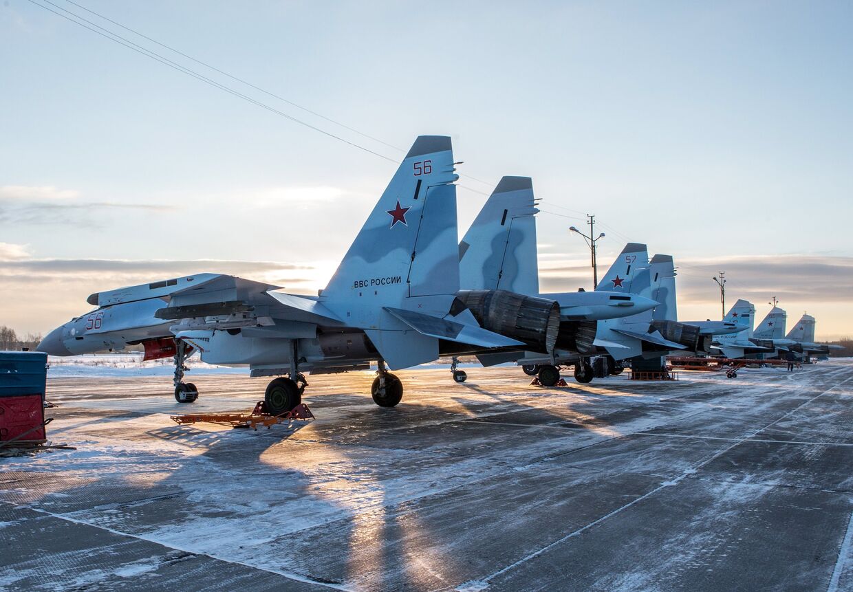 Самолеты Су-35 поступившие в 6-ю Ленинградскую Краснознамённую армию ВВС и ПВО на аэродроме Бесовец в Республике Карелия