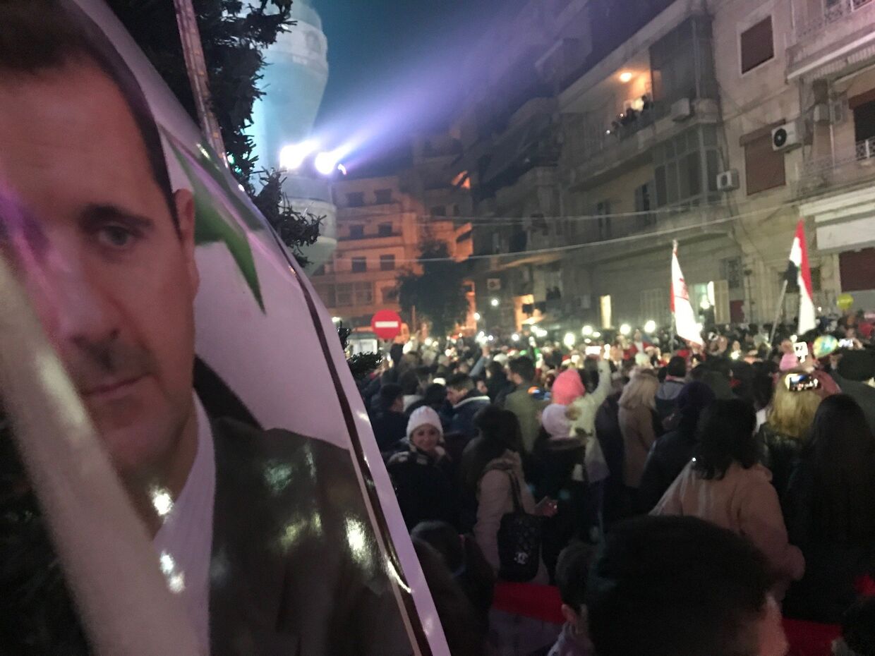 Празднование Победы в христианском квартале Алеппо