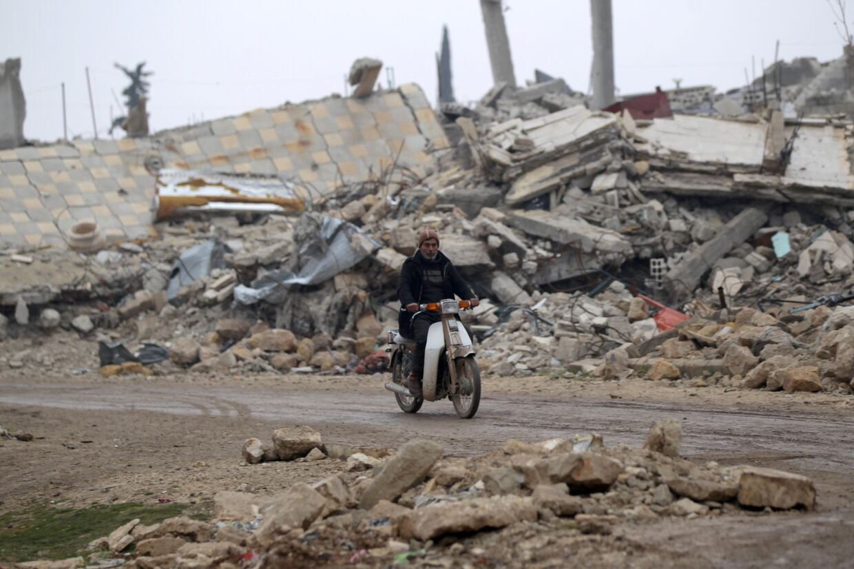 Местный житель на мотоцикле в пригороде Алеппо