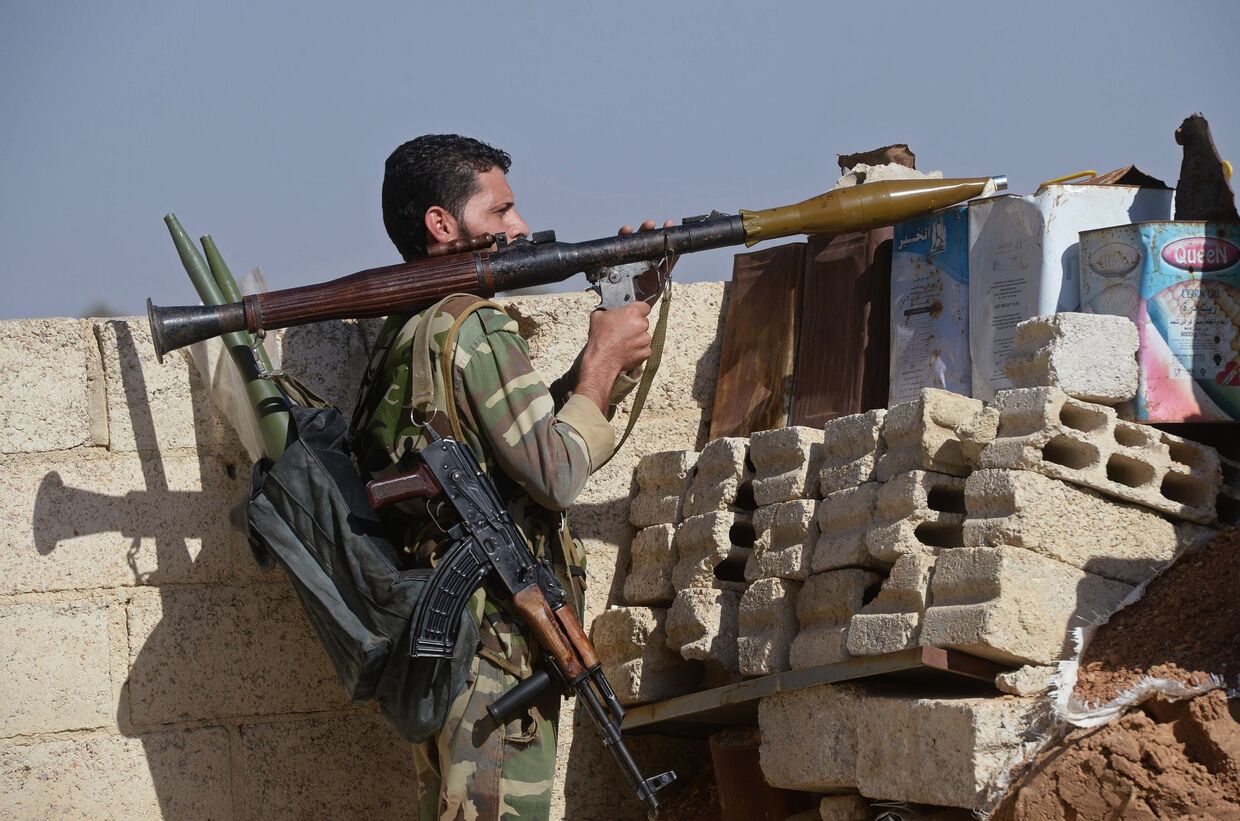 Боец местных сил самообороны с гранатометом РПГ-7 в пригороде Дамаска