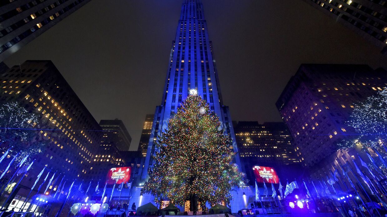 Церемония зажжения огней главной рождественской елки у небоскреба Рокфеллер-центра в Нью-Йорке, США