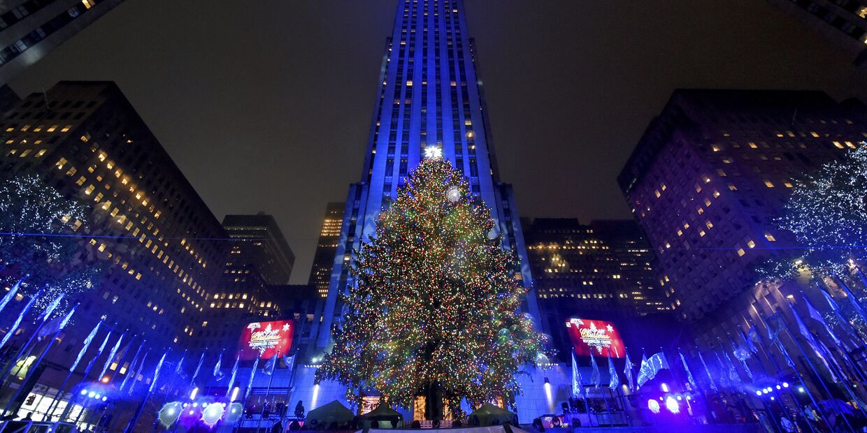 Церемония зажжения огней главной рождественской елки у небоскреба Рокфеллер-центра в Нью-Йорке, США