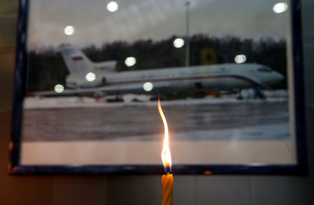 Свеча в аэропорту Сочи в память о жертвах крушения самолета Минобороны РФ Ту-154