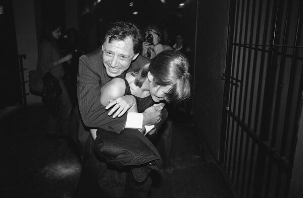 Певец Эдди Фишер обнимает свою дочь актрису Кэрри Фишер на вечеринке в Нью-Йорке