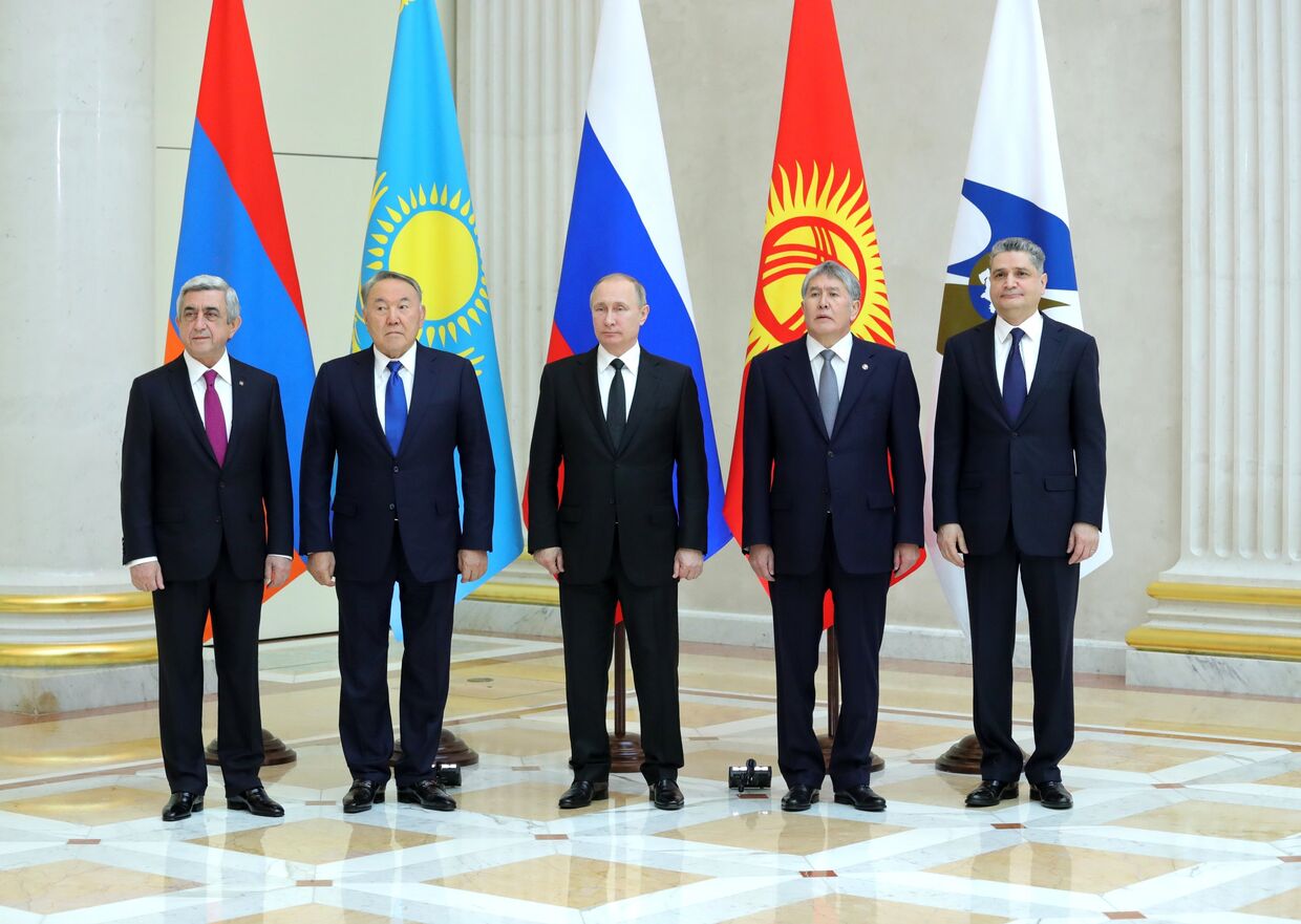 Президент РФ Владимир Путин на церемонии совместного фотографирования глав ВЕЭС