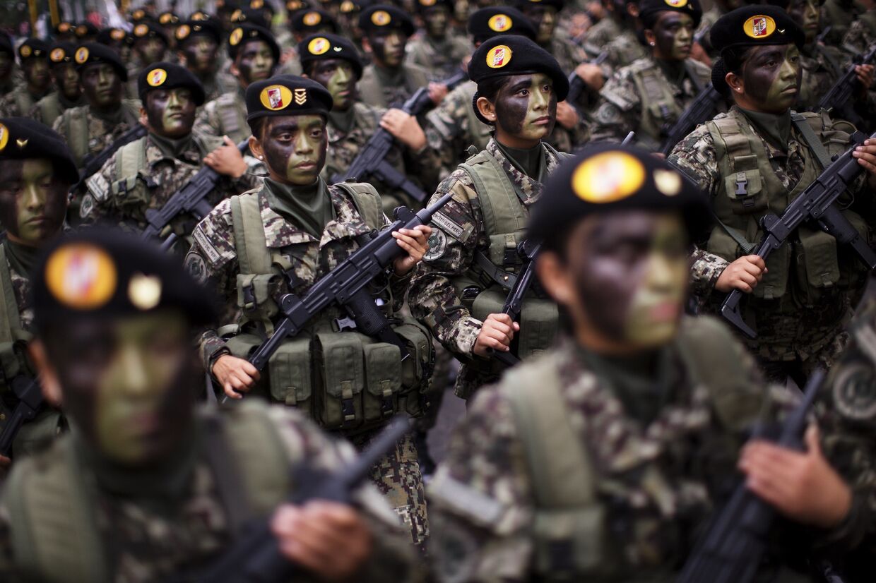 Солдаты участвуют в параде в честь Дня независимости Перу