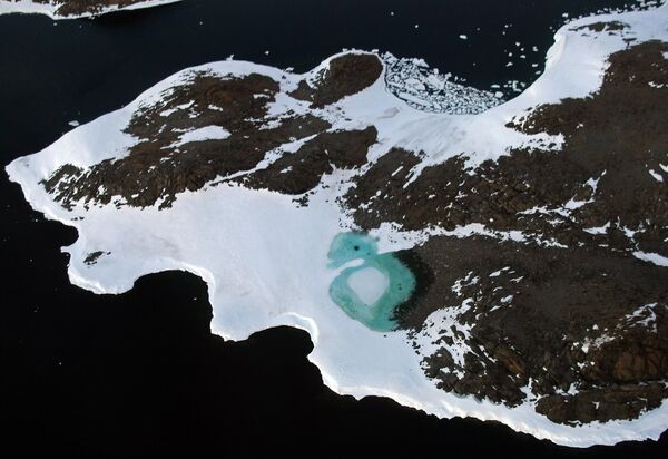 Бирюзовое озеро, образовавшееся от таяния снега в Антарктике