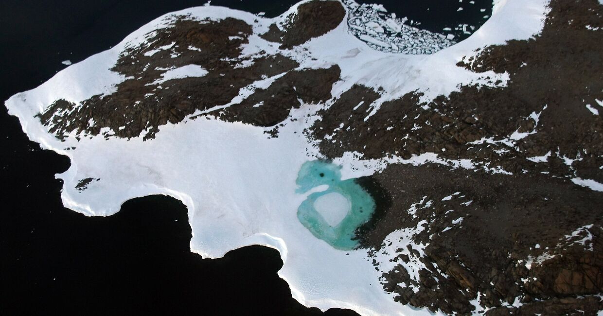 Бирюзовое озеро, образовавшееся от таяния снега в Антарктике