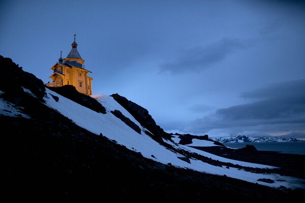 Свято-Троицкая Церковь, расположенная на вершине скалистого холма в Антарктиде