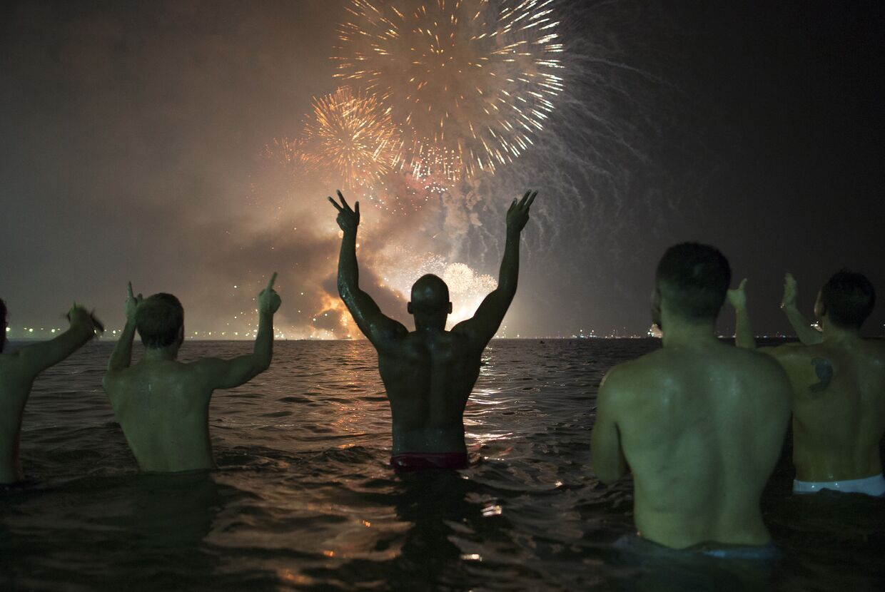 Празднование Нового года на пляже в Рио-де-Жанейро