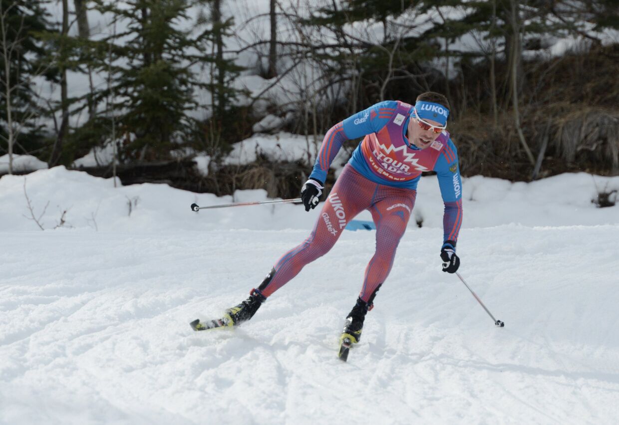 Сергей Устюгов на дистанции гонки преследования на этапе Кубка мира по лыжным гонкам в Канаде, 12 марта 2016
