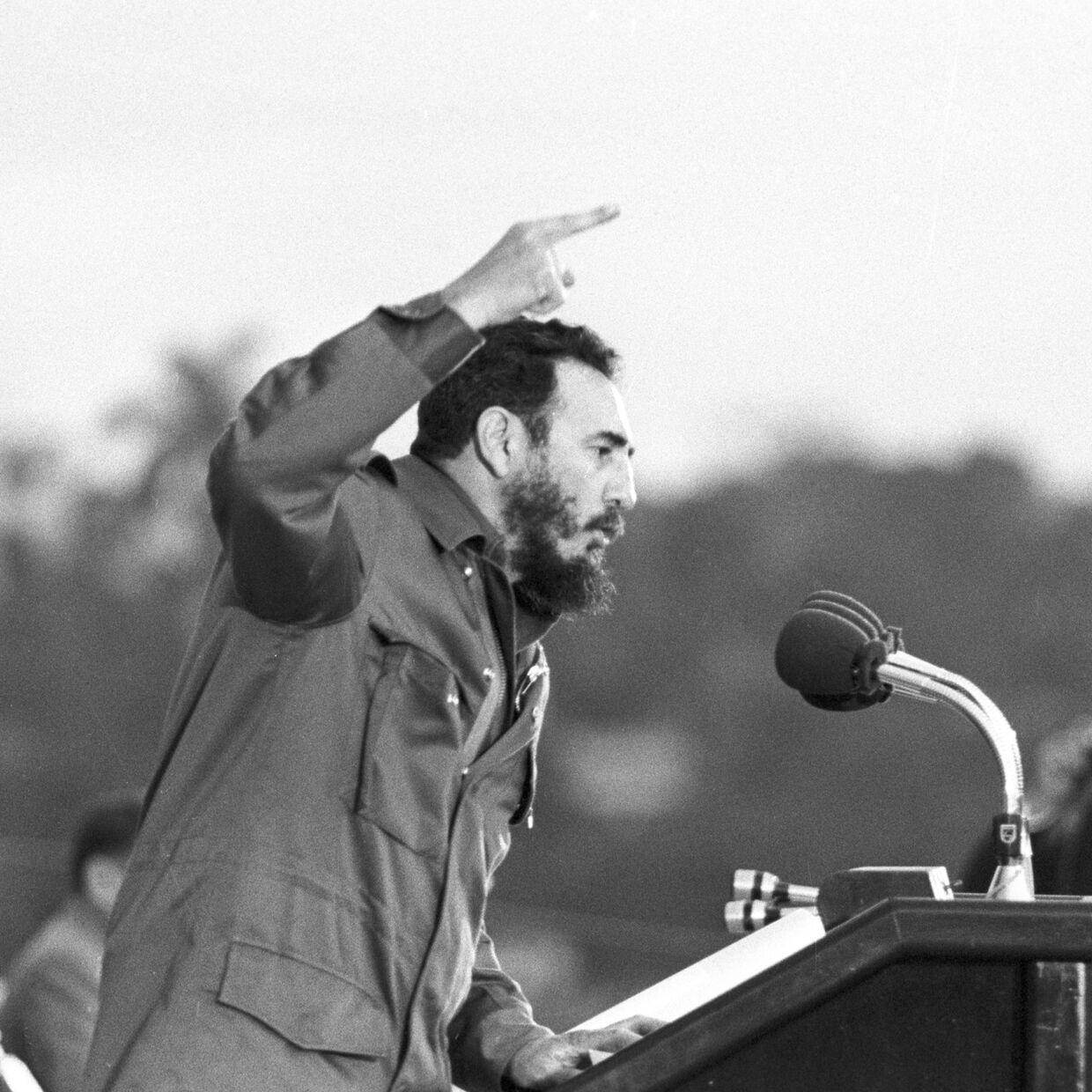 Фидель Кастро выступает на митинге. Архив