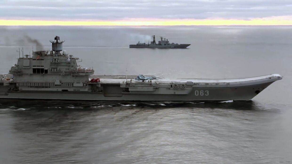 Тяжёлый авианесущий крейсер (ТАВКР) «Адмирал Кузнецов» (на первом плане) и СКР «Адмирал Григорович»