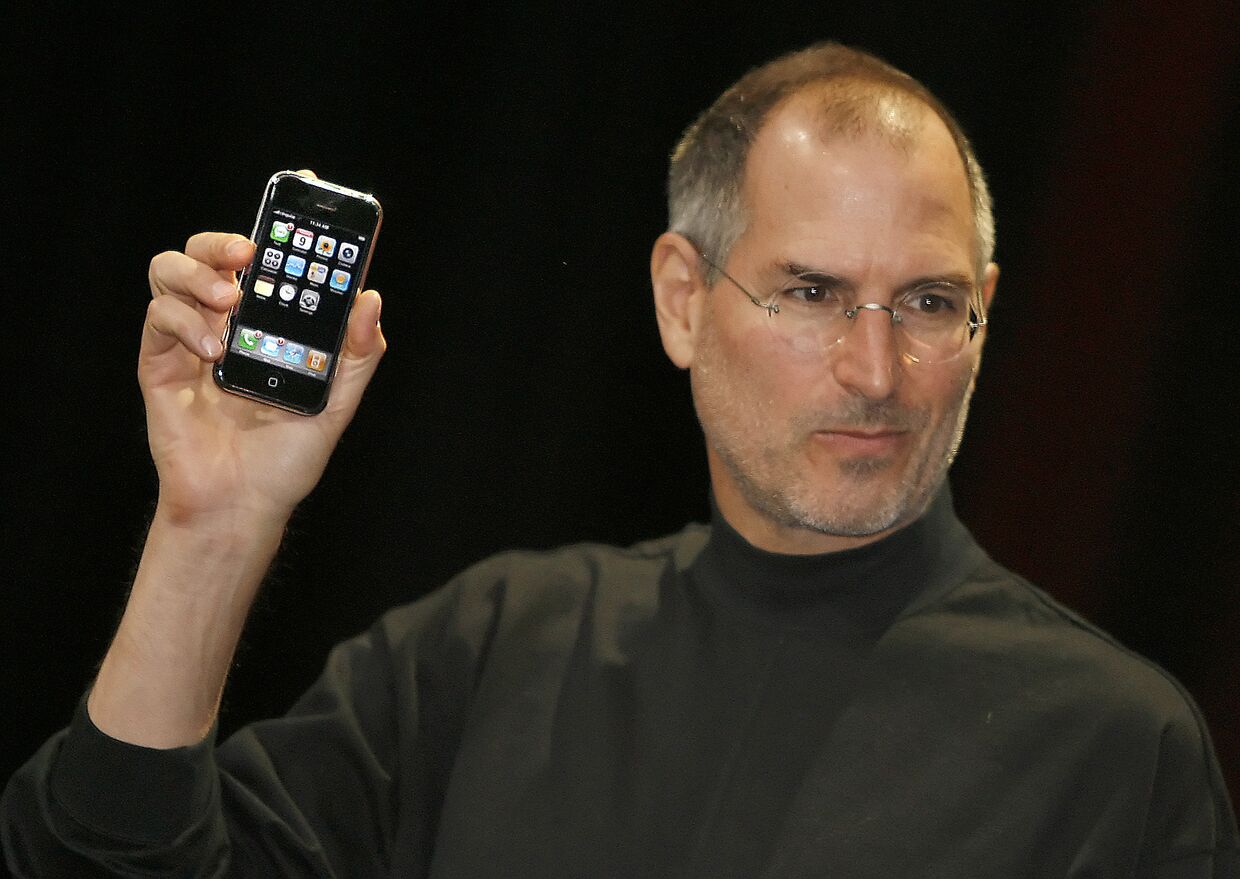 Стив Джобс представляет первый iPhone